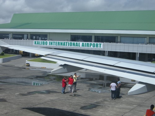 Kalibo International Airport - Blick vom Flugzeug auf Tarmac & Gebäude