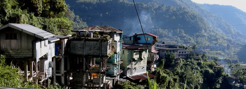 Banaue - Häuser "kleben" prekär an den Abhängen - abenteuerliche Bauweise