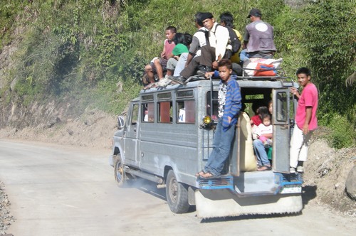 Minibus mit Passagieren auf dem Dach
