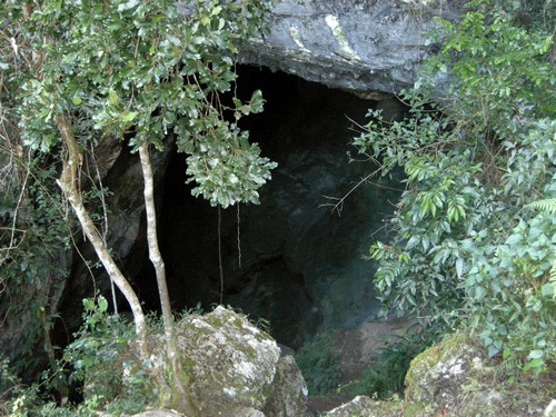 Sagada - Eingang zu einer Grab-Höle