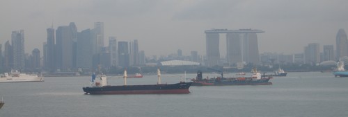 Auf Reede in Singapore mit Skyline von Singapore