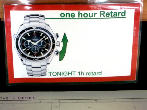 Anzeigetafel mit Hinweis, die Uhr um eine Stunde zurückzustellen