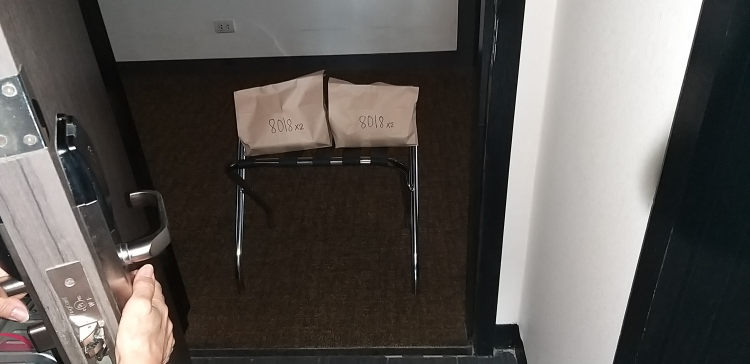 Anlieferung der Essens in Papiersäcken vor der Zimmertüre