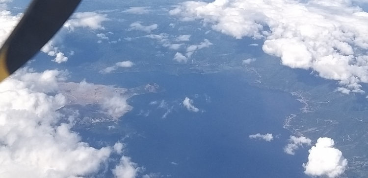 Lake Taal und die vom letzten Ausbruch aschebedeckte Vulkan-Insel