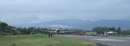 Ende der Piste des Flughafens Kalibo mit einem Airbus A-32o, der über die Piste hinaus gerollt ist