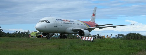 Ende der Piste des Flughafens Kalibo mit einem Airbus A-32o, der über die Piste hinaus gerollt ist