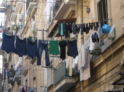 Strassenszene in Neapel - Wäsche, die über der Gasse hängt