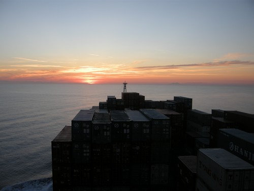 Blick über das Vorschiff auf einen prächtigen Sonnenuntergang