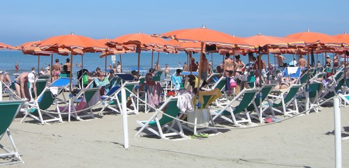 am Strand in Livorno mit vielen Sonnenschirmen und Badegästen