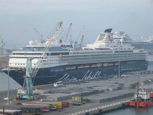 "Mein Schiff" im Hafen von Livorno