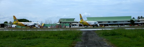 Ansicht des Internationalen Flughafens Kalibo mit teilweise abgebrochenem Terminal-Gebäude