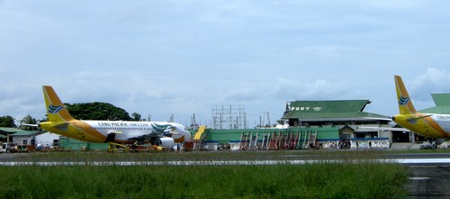 Teilweise abgebrochenes Terminal-Gebäude des Flughafens Kalibo