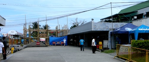 Baustelle vor dem Kalibo Flughafen