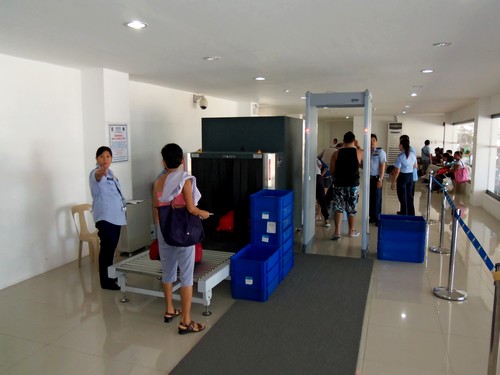 Eingangsbereich Flughafen Kalibo - Gepäck-Scanner