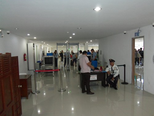 Zutrittskontrolle zum Warteberich des Flughafens Kalibo mit zwei Röntgen-Geräten