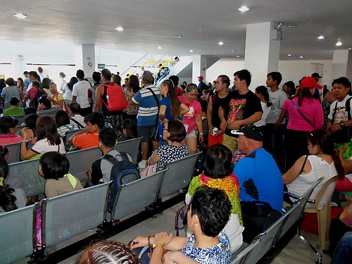 Flughafen Kalibo - Domestc Terminal voller Passagiere