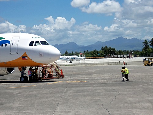 Flugfeld Flughafen Kalibo mit Airbus A32o und einem Pilatus PC-12 im Hintergrund