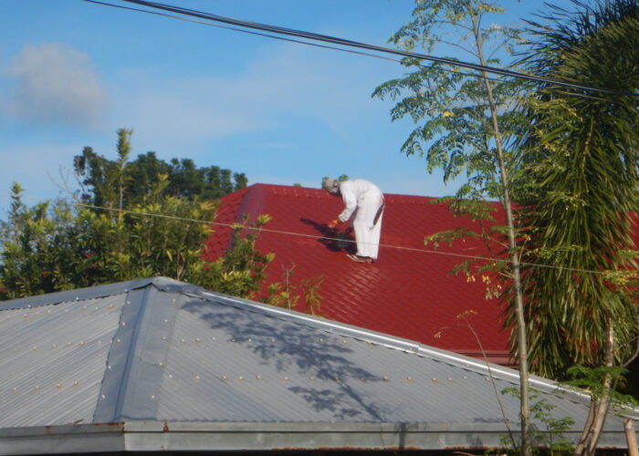 Maler auf dem Blechdach