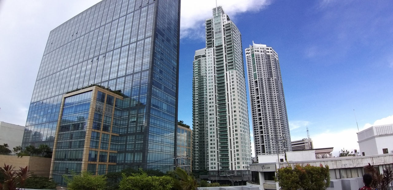 Blick von der Dachterrasse des Hotels Celeste auf das Raffles-Hotel und die neuen Wohntürme "Park Terraces"