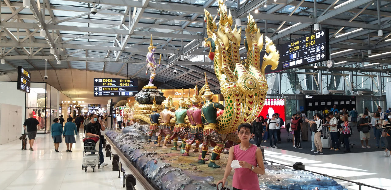 Replika der Königs-Barke im Transitbeeich des Flughafen Bangkok