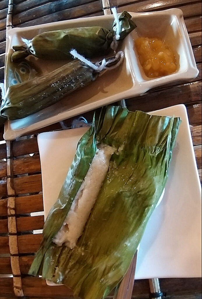 Philippinische Merienda - Suman (Sticky Reis in Bananenblättern mit Mangos)