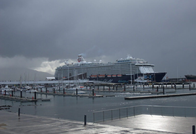 Ponta Delgada Hafen mit Kreuzfahrer "Mein Schiff"