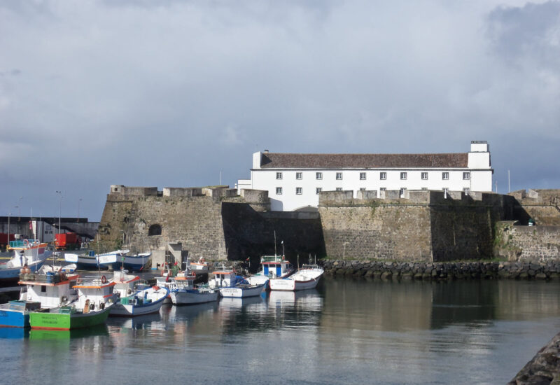 Ponta Delgada Hafen mitFort