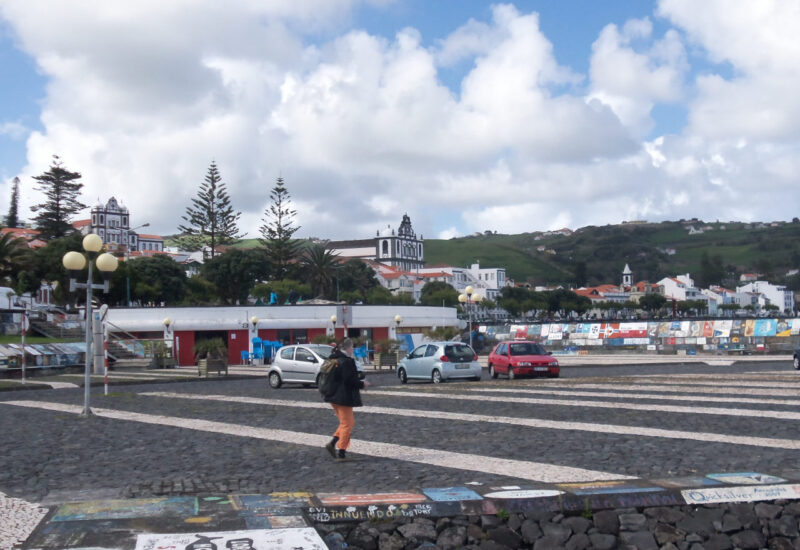 Vorplatz des Yachthafens Horta mit Gallerie im Hintergrund