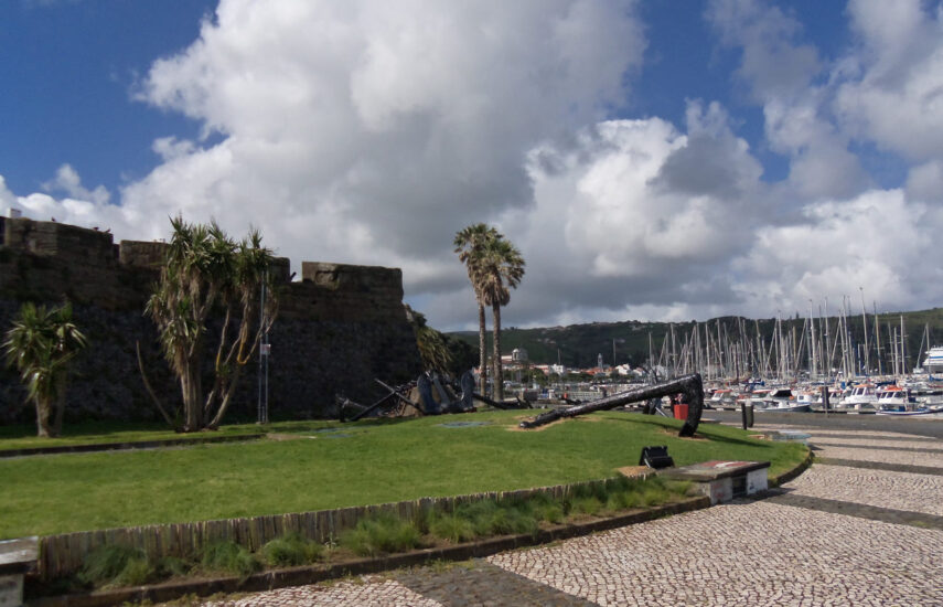 Horta - am Jachthafen mit Fort