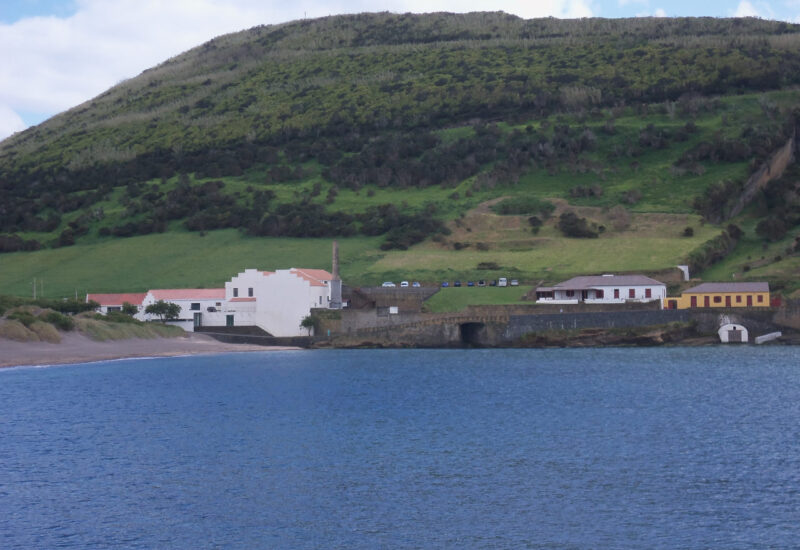 Porto do Pim - Horta mit Walfabrik an der Flanke des Vulkankegels Guia
