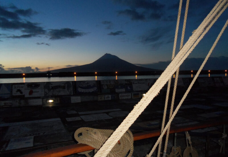 Horta am Pier frühmorgens mit dem Vulkan Pico im Hintergrund