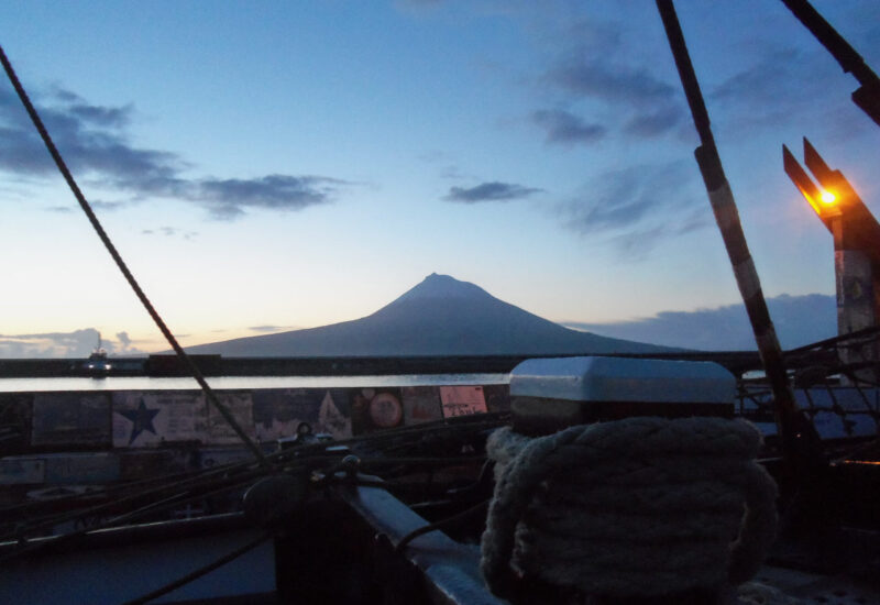 Morgenstimmung im Hafen von Horta mit Vulkan Pico im Hintergrund