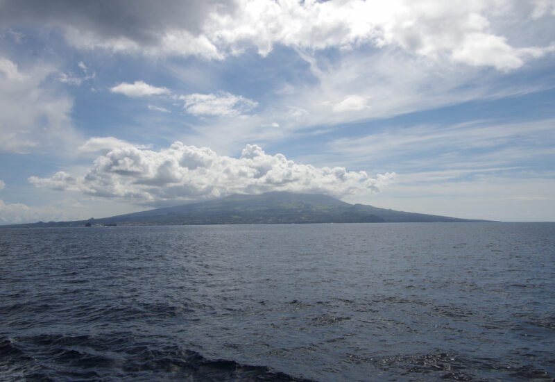 Blick nach Steuerbors auf die Insel Pico mit ihrem Vulkan