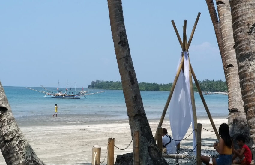 Beach in Dumatad mit Basnig (Ausleger-Fischerboot) im Hintergrund