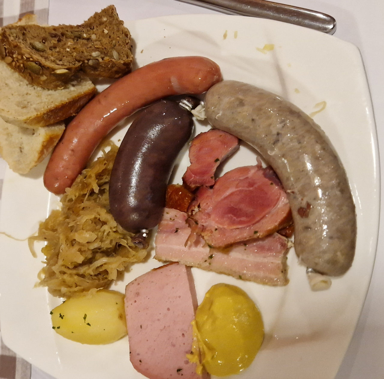 Sauerkraut, Blut- & Leberwurst, Speck & Fleischäse - echt traditionell